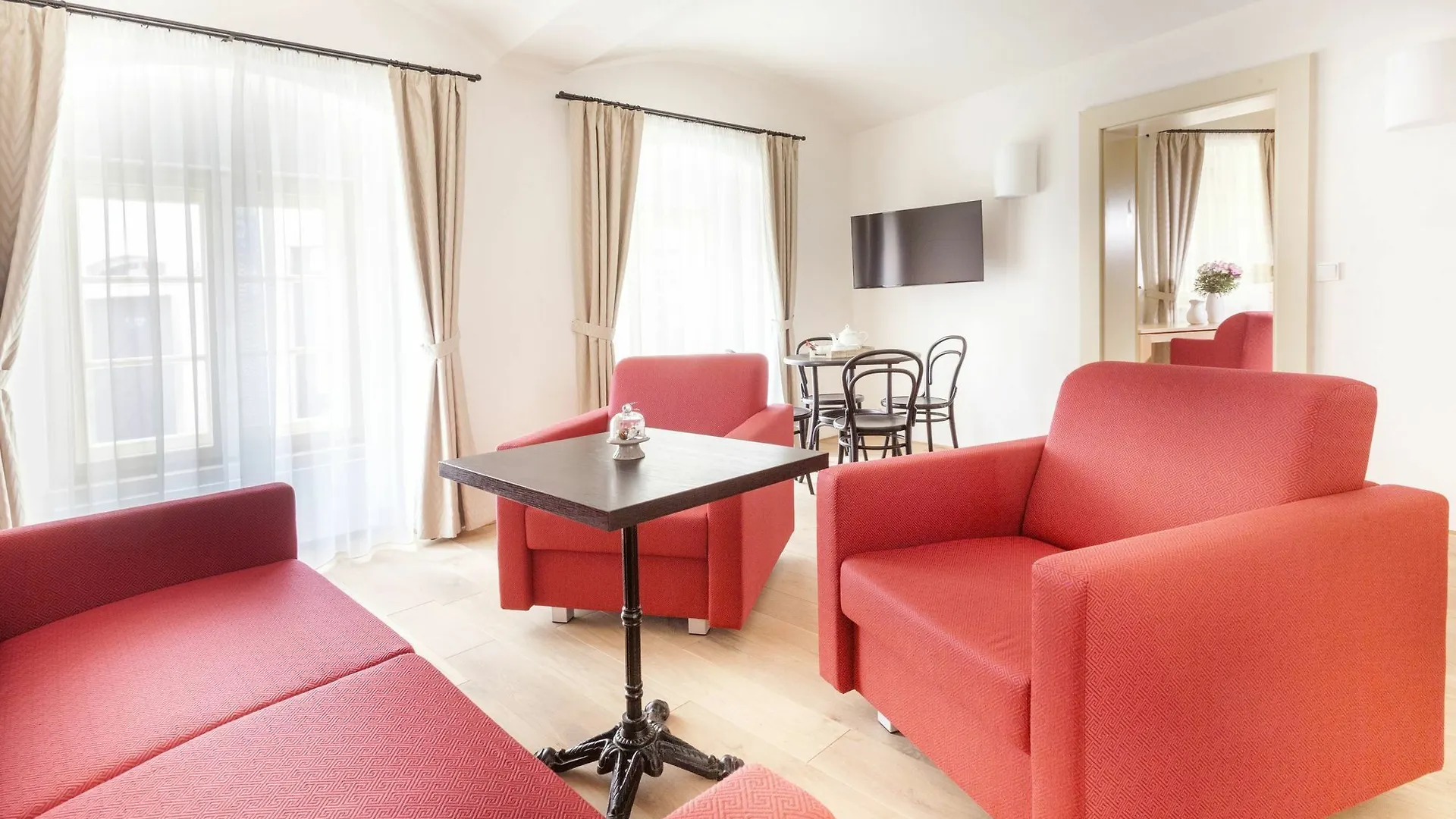 Hotel At The White Lily Prag 4*,