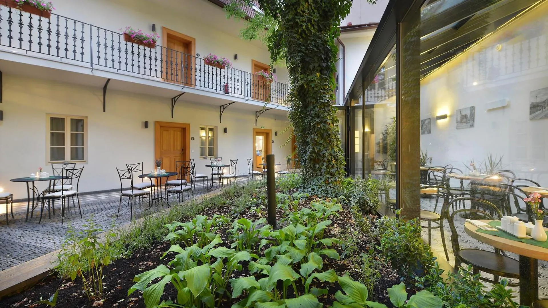 Hotel At The White Lily Prague