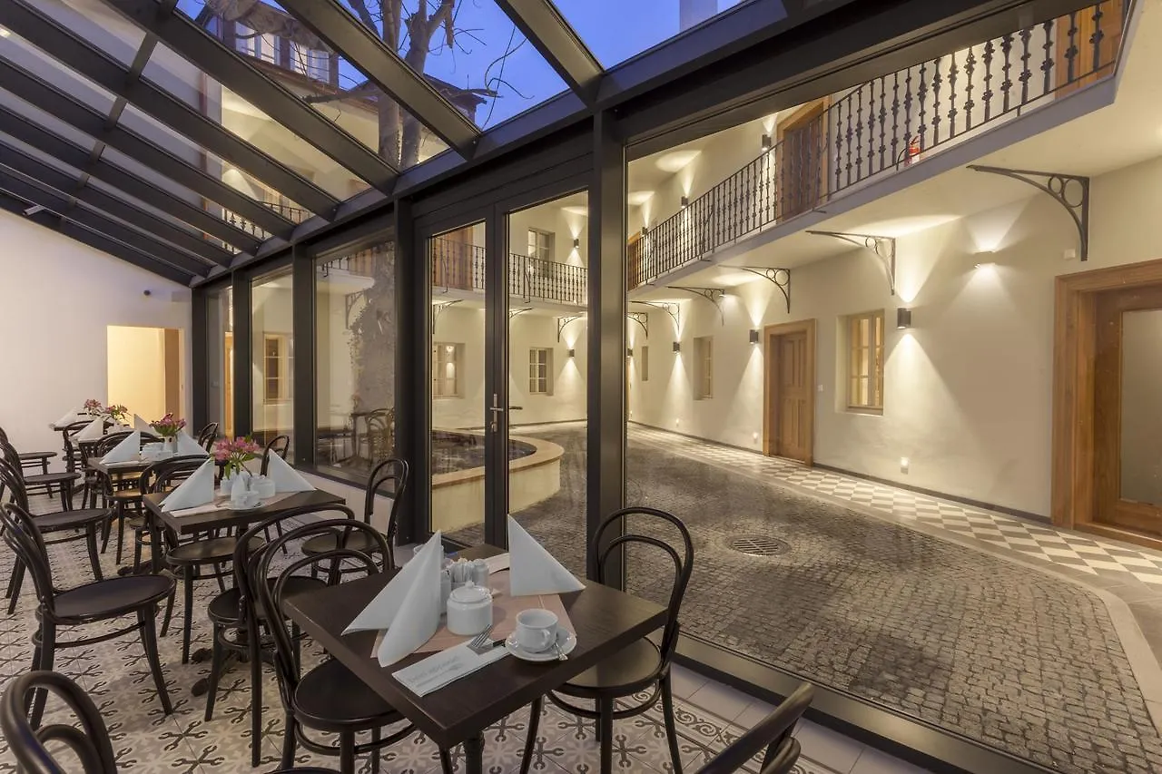 Hotel At The White Lily Prague 4*,